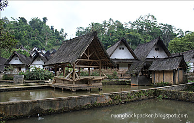 mengunjungi dan mempelajari budaya Kampung Naga Tasikmalaya